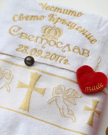 Бродирана хавлия за кръщене с бордюр от кръстове и ангелчета